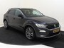 Volkswagen T-Roc 1.0 TSI Style | Navigatie | Adaptieve cruise control | CarPlay | Parkeersensoren | Draadloze telefoonlader | Climate control |
