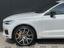 Volvo XC60 T8 Twin Engine AWD Polestar Engineered | Panoramadak | Head-up Display | Stoel & Stuurwiel verwarming | Harman Kardon | BLIS | Adaptieve Cruise Control | 360º Camera | Keyless | 22'' Lichtmetalen Velgen |