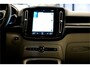 Volvo XC40 1.5 T5 Plug-in Hybrid 193kW/262pk DCT7 Ultimate Bright FACELIFT! PANORAMADAK + HARMAN/KARDON + ADAPT.CRUISE + PILOT ASSIST + NAVI SENSUS + BLIS + LANE ASSIST + EL.STOELEN + STOEL-&STUURVERWARMING + CAMERA + KEYLESS + PARKSENSOREN V&A + 19” LM-VELGEN!!
