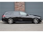 Mercedes-Benz C-klasse Estate 300 e AMG Line | Panoramadak | Distronic | Trekhaak | Memory | Sfeerverlichting Premium | Stoelverwarming | Nightpakket | Camera | Dodehoekassistent |
