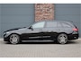 Mercedes-Benz C-klasse Estate 300 e AMG Line | Panoramadak | Distronic | Trekhaak | Memory | Sfeerverlichting Premium | Stoelverwarming | Nightpakket | Camera | Dodehoekassistent |