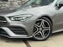 Mercedes-Benz CLA 200 AMG PANO l SFEER l MATRIX l KEYLESS l CAMERA l SOUND l EL- STOEL l TREKHAAK l ORG.NL l 1e EIG