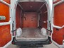 Renault Master T35 2.3 dCi L2H2 Airco Navi Camera Trekhaak Cruise Control Pdc Carkitt Schuifdeur Betonplex vloer Lat om Lat Dakdrager met trap Nette Master, goed onderhouden!