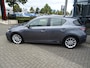 Lexus CT 200h Hybrid | AUTOMAAT | DEALER ONDERHOUDEN | TREKHAAK | LEDER | CRUISE CONTROL | CAMERA | NAVIGATIE | VIERSEIZOENEN BANDEN |