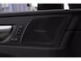 Volvo XC60 T6 350PK Automaat AWD Ultra Dark / Head-up display / Trekhaak/ Harman Kardon audio / Panoramadak / BLIS / Elektrisch bedienbare voorstoelen / Memory seats / Verwarmbare stoelen / Keyless entry /