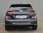 Hyundai Kona Electric EV Comfort Smart 39 kWh Automaat / Apple Carplay Android Auto / Allseason banden / Stuur-, en Stoelverwarming / Facelift / 3 fase Laden / Bluelink Navigatie / Dealer Onderhouden / Adaptief CC / WLTP bereik 305 km Stad 335 km / Keyless Entry/Start /