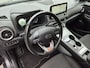 Hyundai Kona Electric EV Comfort Smart 39 kWh Automaat / Apple Carplay Android Auto / Allseason banden / Stuur-, en Stoelverwarming / Facelift / 3 fase Laden / Bluelink Navigatie / Dealer Onderhouden / Adaptief CC / WLTP bereik 305 km Stad 335 km / Keyless Entry/Start /