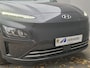 Hyundai Kona Electric EV Comfort Smart 39 kWh Automaat / Apple Carplay Android Auto / Allseason banden / Stuur-, en Stoelverwarming / Facelift / 3 fase Laden / Bluelink Navigatie / Dealer Onderhouden / Adaptief CC / WLTP bereik 305 km Stad 335 km / Keyless Entry/Start /