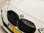 BMW 1-Serie 118i M Sport Automaat (APPLE CARPLAY, M PAKKET, STUUR/STOELVERWARMING, SFEERVERLICHTING, SPORTSTOELEN, GETINT GLAS, CRUISE, NIEUWE APK, NIEUWSTAAT)