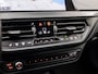 BMW 1-Serie 118i M Sport Automaat (APPLE CARPLAY, M PAKKET, STUUR/STOELVERWARMING, SFEERVERLICHTING, SPORTSTOELEN, GETINT GLAS, CRUISE, NIEUWE APK, NIEUWSTAAT)