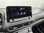 Hyundai Kona Electric EV Premium Sky 64 kWh 3-Fase / SOH 100% / Dealer onderhouden / Facelift model / Schuifkanteldak / Leder / WLTP 484 km / Warmtepomp / Stoelventilatie en verwarming / HUD / Apple Carplay of Android auto / Led koplampen