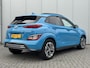 Hyundai Kona Electric EV Premium Sky 64 kWh 3-Fase / SOH 100% / Dealer onderhouden / Facelift model / Schuifkanteldak / Leder / WLTP 484 km / Warmtepomp / Stoelventilatie en verwarming / HUD / Apple Carplay of Android auto / Led koplampen