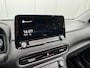Hyundai Kona Electric EV Premium Sky 64 kWh 3-Fase / SOH 100% / Dealer onderhouden / Facelift model / Schuifkanteldak / Leder / WLTP 484 km / Warmtepomp / Stoelventilatie en verwarming / HUD / Apple Carplay of Android auto / Led koplampen