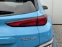 Hyundai Kona Electric EV Premium Sky 64 kWh 3-Fase / SOH 100% / Dealer onderhouden / Facelift model / Schuifkanteldak / Leder / WLTP 484 km / Warmtepomp / Stoelventilatie en verwarming / HUD / Apple Carplay of Android auto / Led koplampen