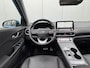 Hyundai Kona Electric EV Premium Sky 64 kWh 3-Fase / SOH 100% / Dealer onderhouden / Facelift model / Schuifkanteldak / Leder / WLTP 484 km / Warmtepomp / Stoelventilatie en verwarming / HUD / Apple Carplay of Android auto / Led koplampen