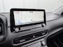 Hyundai Kona Electric EV Premium Sky 64 kWh 3-Fase / SOH 100% / Dealer onderhouden / Facelift model / Schuifkanteldak / Leder / WLTP 484 km / Warmtepomp / Stoelventilatie en verwarming / HUD / Apple Carplay of Android auto / Led koplampen
