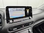 Hyundai Kona Electric EV Premium Sky 64 kWh 3-Fase / SOH 100% / Dealer onderhouden / Facelift model / Schuifkanteldak / Leder / WLTP 484 km / Warmtepomp / Stoelventilatie en verwarming / HUD / Apple Carplay of Android auto / Led koplampen