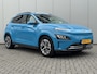 Hyundai Kona Electric EV Premium Sky 64 kWh 3-Fase / SOH 100% / Dealer onderhouden / Facelift model / Schuifkanteldak / Leder / WLTP 484 km / Warmtepomp / Stoelventilatie en verwarming / HUD / Apple Carplay of Android auto / Led koplampen