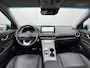 Hyundai Kona Electric EV Premium Sky 64 kWh 3-Fase / SOH 100% / Dealer onderhouden / Facelift model / Schuifkanteldak / Leder / WLTP 484 km / Warmtepomp / Stoelventilatie en verwarming / HUD / Apple Carplay of Android auto / Led koplampen