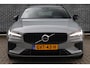 Volvo V60 2.0 T6 Plug-in hybrid AWD Plus Dark | Adaptive Cruise Control | Elektr. bedienbaar schuif-\-kanteldak | 360 Camera | Stoelverwarming voor + achter | Verwarmd stuurwiel | Elektr. verwarmde voorruit | Trekhaak | Harman kardon audio | Elektr. verstelbare voorstoelen incl. geheugen | Sportstoelen | 18" velgen |