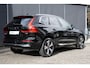 Volvo XC60 T6 Automaat Plug-in hybrid AWD Plus Bright | Premium Audio by Harman en Kardon | Rondomzicht Camera| Adaptieve Cruise Control| Blind spot| Semi electrische Trekhaak| Electrisch bedienbare Voorstoelen| Alarmklasse 3| standkachel.