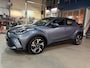 Toyota C-HR 1.8 Hybrid 122pk CVT Dynamic | Apple carplay / Android auto | Trekhaak | Cruise control | Camera | Climate control | Keyless | NAP | Rijklaar prijs!