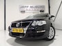 Volkswagen Passat 2.0 FSI Comfortline "Origineel NL!" Trekhaak Navigatie Parkeersensoren Climatronic Cruise-control Airco