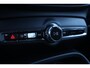 Volvo XC40 2.0 B4 Plus Dark | Adaptieve cruise control | intellisafe surround | 19" velgen met all season banden | Elektrisch verstelbare voorstoelen | Trekhaak | Elektr. verwarmbare voorruit | stoelverwarming | verwarmd stuurwiel | Parkeersensoren voor + achter | Parkeercamera | Harman Kardon Audio | Charcoal hemelbekleding |