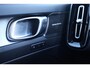 Volvo XC40 2.0 B4 Plus Dark | Adaptieve cruise control | intellisafe surround | 19" velgen met all season banden | Elektrisch verstelbare voorstoelen | Trekhaak | Elektr. verwarmbare voorruit | stoelverwarming | verwarmd stuurwiel | Parkeersensoren voor + achter | Parkeercamera | Harman Kardon Audio | Charcoal hemelbekleding |