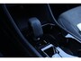 Volvo XC40 2.0 B4 Plus Dark | Adaptieve cruise control | intellisafe surround | 19" velgen met all season banden | Elektrisch verstelbare voorstoelen | Trekhaak | Elektr. verwarmbare voorruit | stoelverwarming | verwarmd stuurwiel | Parkeersensoren voor + achter | Parkeercamera | Harman Kardon Audio | Charcoal hemelbekleding |