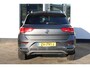 Volkswagen T-Roc 1.0 TSI Style 115PK / 85kW, Navigatie, digital cockpit pro, chrome dakrails, parkeersensoren voor en achter (pdc), 2-zone climatronic, LED achterlichten, winterpakket (verwarmbare voorstoelen), 17" LMV, adaptieve cruise control (acc), elektrisch verstel- en verwarmbare buitenspiegels, DAB+, variabele laadvloer etc.