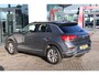 Volkswagen T-Roc 1.0 TSI Style 115PK / 85kW, Navigatie, digital cockpit pro, chrome dakrails, parkeersensoren voor en achter (pdc), 2-zone climatronic, LED achterlichten, winterpakket (verwarmbare voorstoelen), 17" LMV, adaptieve cruise control (acc), elektrisch verstel- en verwarmbare buitenspiegels, DAB+, variabele laadvloer etc.