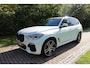 BMW X5 xDrive45e M-Sport High Executive | 22 Inch | Pano | Laser | Head up | H&K | Soft Close | Panorama-Glasdak | Sky Lounge | 1 eig Ned. Auto | verw beker houders.