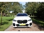 BMW X5 xDrive45e M-Sport High Executive | 22 Inch | Pano | Laser | Head up | H&K | Soft Close | Panorama-Glasdak | Sky Lounge | 1 eig Ned. Auto | verw beker houders.