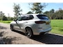 BMW X5 xDrive45e M-Sport High Executive | 22 Inch | Pano | Laser | Head up | H&K | Soft Close | Panorama-Glasdak | Sky Lounge | 1 eig Ned. Auto | verw beker houders.