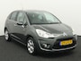 Citroën C3 AUTOMAAT 1.6 VTi Exclusive De meest luxe, Airco, Cruise control, Boordcomputer, Brake Assist System, Panoramische voorruit, Pakrkeersensoren achter, Elektronische remkrachtverdeling, Extra getint glas achter 1e eigenaar,compacte hatchback met Franse flair en verrassend veel comfort. Met zijn soepele 120 pk motor rijdt hij vlot en stil, ideaal voor zowel stad als snelweg. De "Exclusive" uitvoering