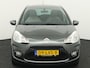 Citroën C3 AUTOMAAT 1.6 VTi Exclusive De meest luxe, Airco, Cruise control, Boordcomputer, Brake Assist System, Panoramische voorruit, Pakrkeersensoren achter, Elektronische remkrachtverdeling, Extra getint glas achter 1e eigenaar,compacte hatchback met Franse flair en verrassend veel comfort. Met zijn soepele 120 pk motor rijdt hij vlot en stil, ideaal voor zowel stad als snelweg. De "Exclusive" uitvoering