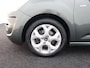 Citroën C3 AUTOMAAT 1.6 VTi Exclusive De meest luxe, Airco, Cruise control, Boordcomputer, Brake Assist System, Panoramische voorruit, Pakrkeersensoren achter, Elektronische remkrachtverdeling, Extra getint glas achter 1e eigenaar,compacte hatchback met Franse flair en verrassend veel comfort. Met zijn soepele 120 pk motor rijdt hij vlot en stil, ideaal voor zowel stad als snelweg. De "Exclusive" uitvoering