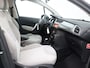 Citroën C3 AUTOMAAT 1.6 VTi Exclusive De meest luxe, Airco, Cruise control, Boordcomputer, Brake Assist System, Panoramische voorruit, Pakrkeersensoren achter, Elektronische remkrachtverdeling, Extra getint glas achter 1e eigenaar,compacte hatchback met Franse flair en verrassend veel comfort. Met zijn soepele 120 pk motor rijdt hij vlot en stil, ideaal voor zowel stad als snelweg. De "Exclusive" uitvoering