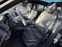 Aston Martin DBX BWJ 2022 4.0 V8 551 PK UITGEBREIDE FABRIEKSGARANTIE / SATIJN ZWART / SPORT UITLAAT / ZWART ALUMINIUM / /SPECIALE BEKLEDING EN STIKSELS / LOGO IN HOOFDSTEUNEN / STOELVENTILATIE /