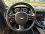 Aston Martin DBX BWJ 2022 4.0 V8 551 PK UITGEBREIDE FABRIEKSGARANTIE / SATIJN ZWART / SPORT UITLAAT / ZWART ALUMINIUM / /SPECIALE BEKLEDING EN STIKSELS / LOGO IN HOOFDSTEUNEN / STOELVENTILATIE /