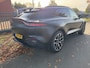 Aston Martin DBX BWJ 2022 4.0 V8 551 PK UITGEBREIDE FABRIEKSGARANTIE / SATIJN ZWART / SPORT UITLAAT / ZWART ALUMINIUM / /SPECIALE BEKLEDING EN STIKSELS / LOGO IN HOOFDSTEUNEN / STOELVENTILATIE /