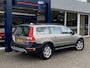 Volvo XC70 2.4 D5 Nordic+ / Automaat / NL-Auto / Vol-Leder / Dealer-Onderhouden / 1e-Eigenaar / Standkachel / Stoelverwarming / Trekhaak / Adaptieve Cruise-Control / Climate-Control / Dodehoek-Detectie / Elektr.-Achterklep / Armsteun V+A / Radio-Bluetooth / Navi / PDC V+A / 17'' LMV / All-Season / ENZ.