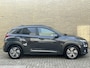 Hyundai Kona Electric EV Premium 64 kWh | 3 fase | 96% SOH | Leder | Schuif/kanteldak | Navigatie | Adaptieve cruise | Lane assist | Apple CarPlay | Stoelverwarming&koeling | Achterbankverwarming | Camera | PDC voor+achter | Head up display | Volledig onderhouden