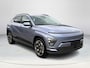 Hyundai Kona Electric Premium 65.4 kWh | Elektrische stoelen | Stoelgeheugen | Stoel/stuurverwarming | Stoelverkoeling | 2e zit-rij stoelverwarming | Lederen bekleding | 360* camera | Adaptive cruisecontrol | Active lane-keeping |