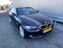 BMW 3-Serie Cabrio 320i High Executive AUTOMAAT, Leer, Navi, Clima, CC, PDC v/a, LM, – Inruil Mogelijk –