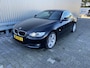 BMW 3-Serie Cabrio 320i High Executive AUTOMAAT, Leer, Navi, Clima, CC, PDC v/a, LM, – Inruil Mogelijk –