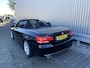 BMW 3-Serie Cabrio 320i High Executive AUTOMAAT, Leer, Navi, Clima, CC, PDC v/a, LM, – Inruil Mogelijk –