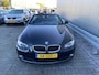BMW 3-Serie Cabrio 320i High Executive AUTOMAAT, Leer, Navi, Clima, CC, PDC v/a, LM, – Inruil Mogelijk –