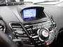 Ford Fiesta 1.0 EcoBoost Black Edition Airco, Bluetooth, Boordcomputer, Hill hold fucntie, Parkeersensoren achter, Cruise Control, Spraakbediening, Start/stop systeem, Elektronisch Stabiliteits Programma, Elektronische remkrachtve opvallend sportieve hatchback met een zwarte, stoere uitstraling en rode accenten die meteen in het oog springen. Onder de motorkap ligt de bekroonde 1.0 EcoBoost motor, die verrassend kracht